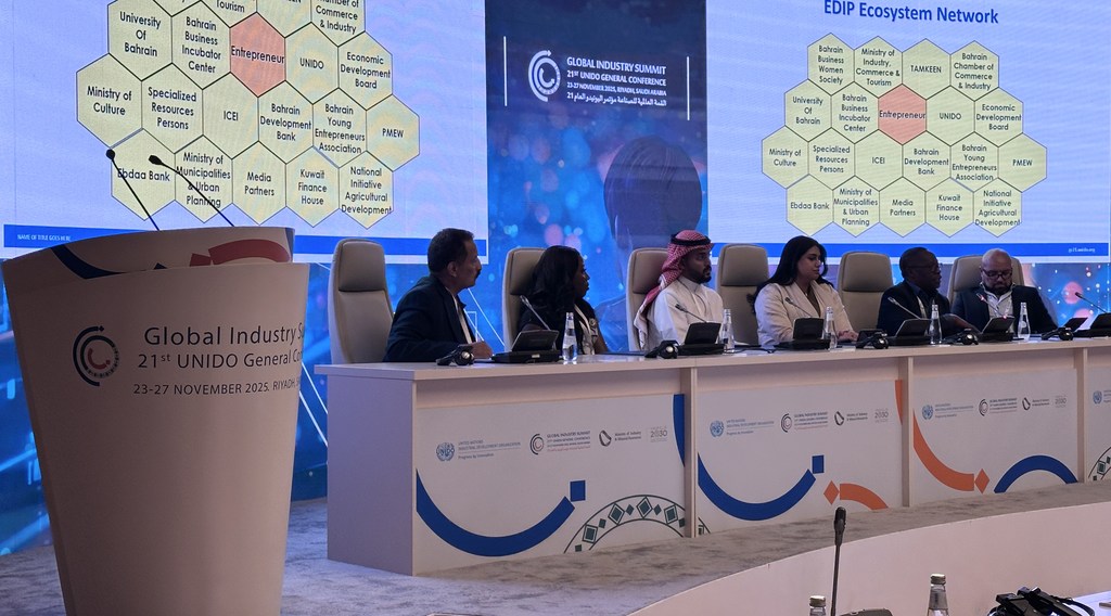 الدكتور هاشم حسين، رئيس مكتب ترويج الاستثمار والتكنولوجيا التابع لمنظمة اليونيدو في البحرين (أقصى اليسار)، أثناء إدارة حلقة نقاش لرواد الأعمال الشباب في المؤتمر العام الـ 21 لليونيدو في الرياض، المملكة العربية السعودية.